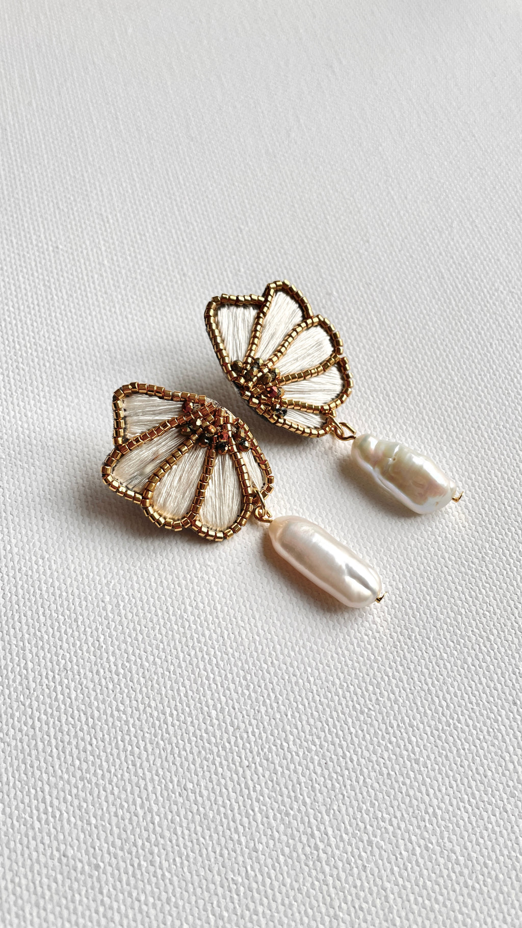 Aros A7 blanco y perla A PEDIDO