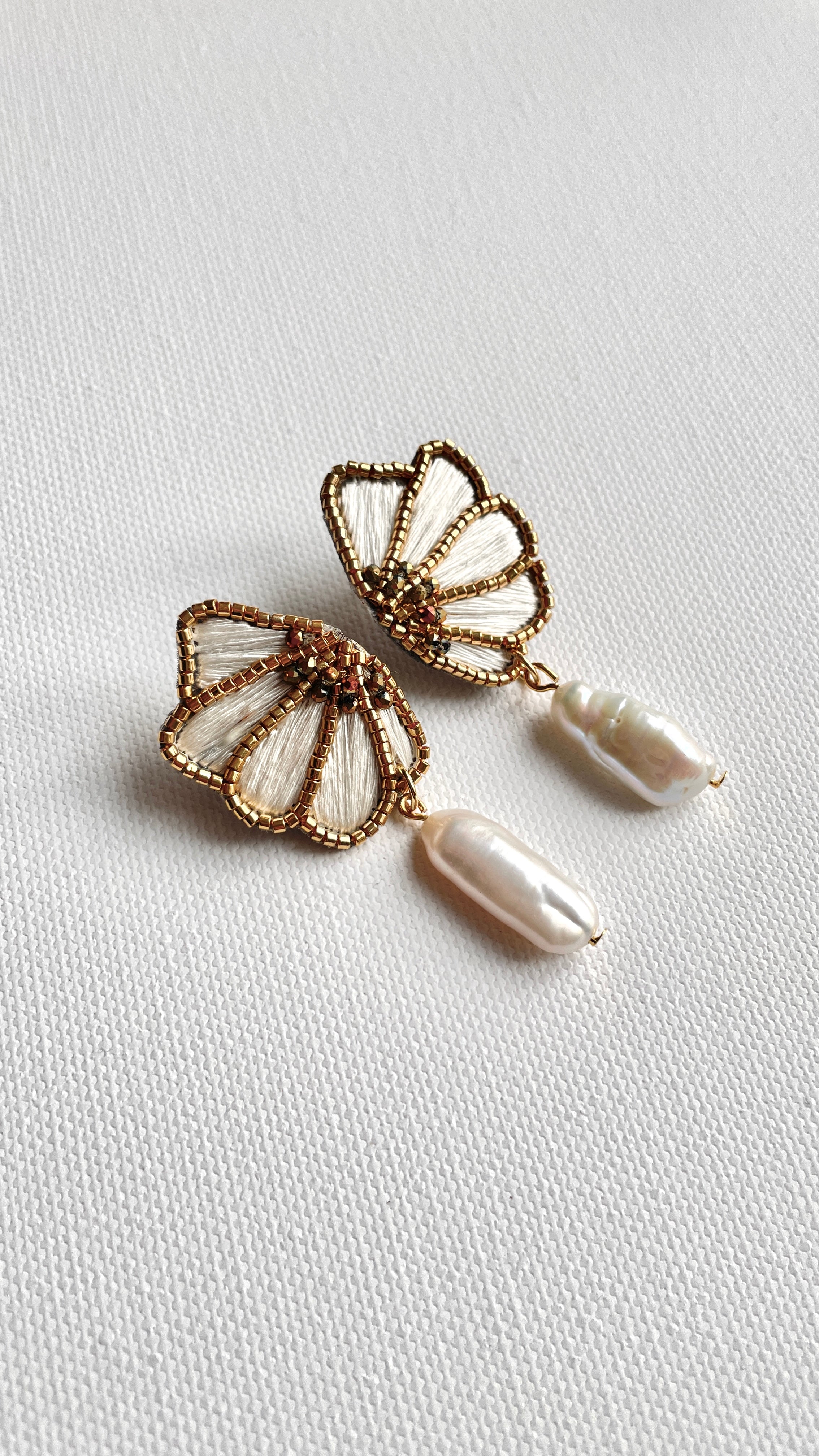 Aros A7 blanco y perla A PEDIDO