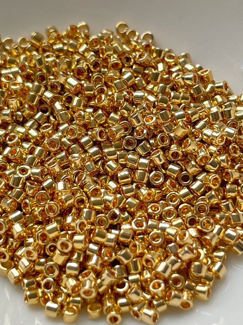 Mostacillas Miyuki Delica 11/0 – bañadas en oro